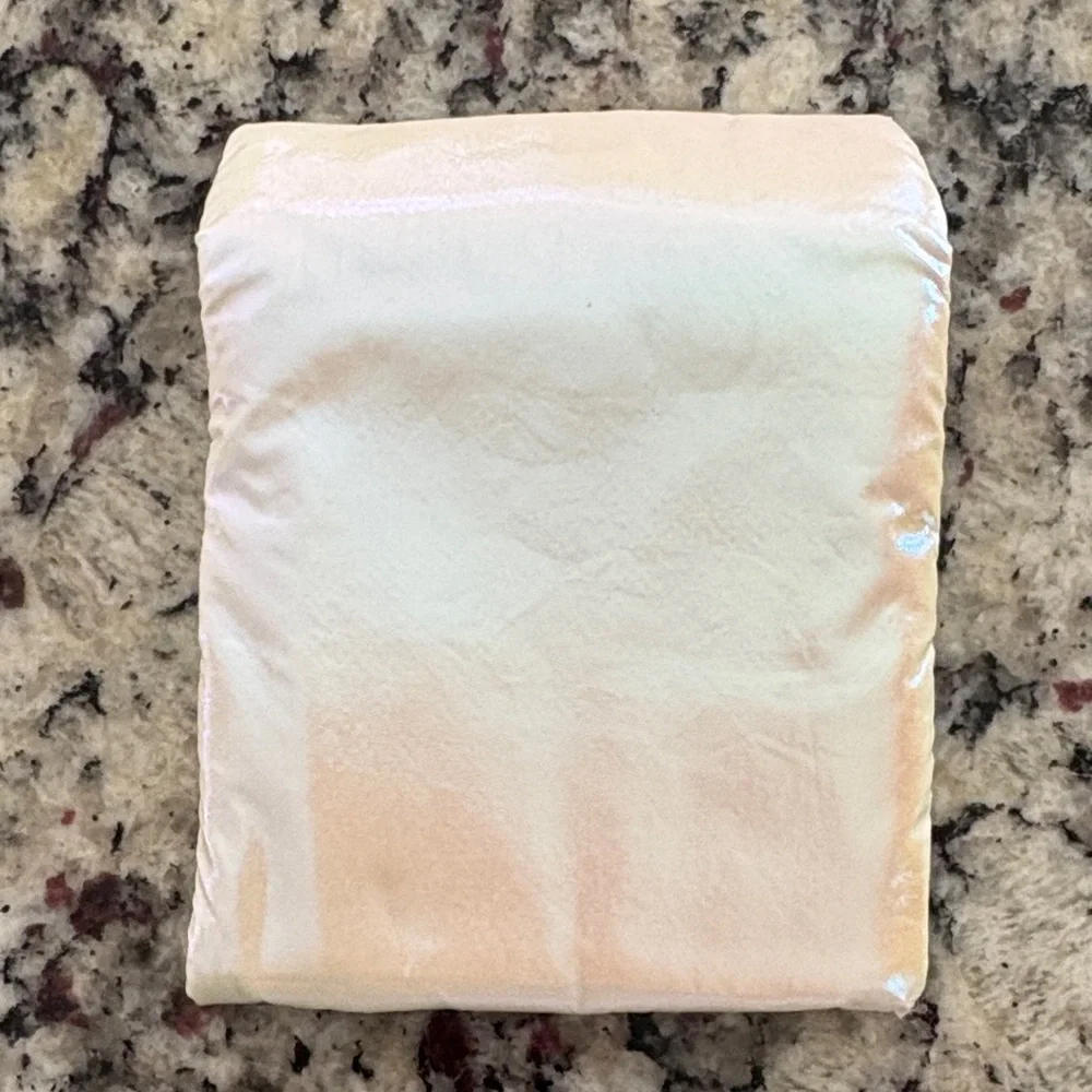 Gucci Beauty Pouch with Heart Mirror - White and Pink - Picture 5 of 8